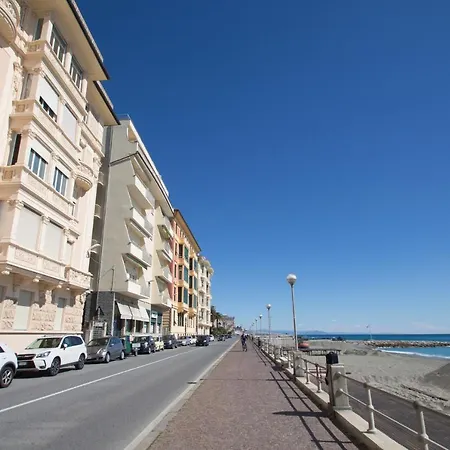 Apartment Uno, A 10 Metri Dal Mare *